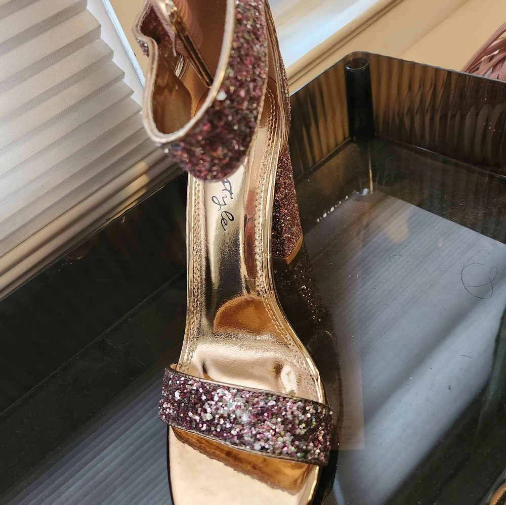HEELS! - Picture 5 of 5